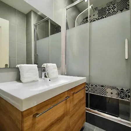 Apartment Cozy One Bedroom Apartment-city Center